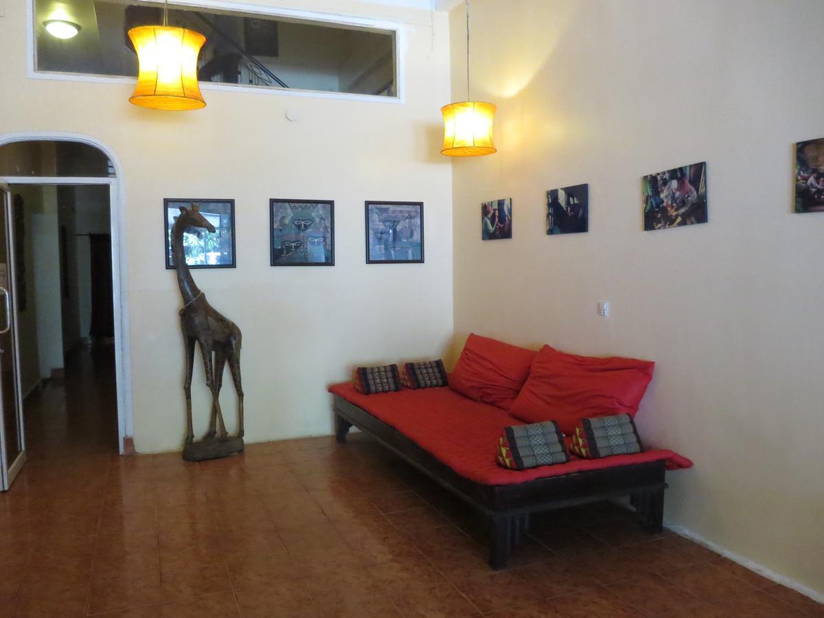 Goldie Guesthouse Phnom Penh Exterior foto
